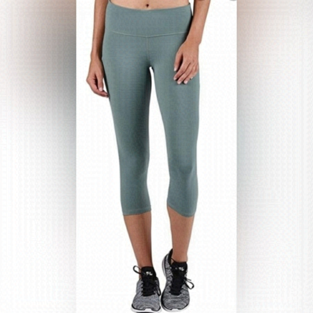 GLYDER Green Cropped Leggings: Moss